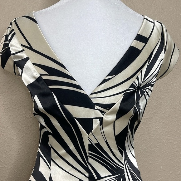 Maggy London Women’s Abstract Cap Sleeve Fitted V-Neck Satin Dress Ruched Sz 6 - Picture 7 of 10